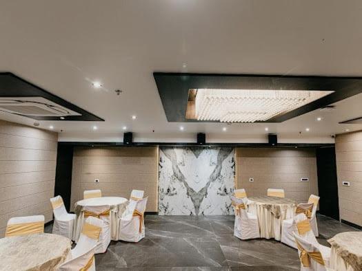 Hotel Emerald Inn Бопал Екстериор снимка