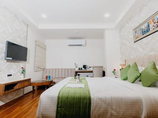 Hotel Emerald Inn Бопал Екстериор снимка