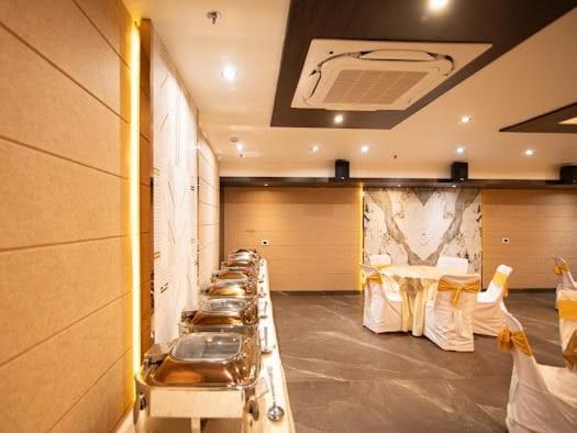 Hotel Emerald Inn Бопал Екстериор снимка