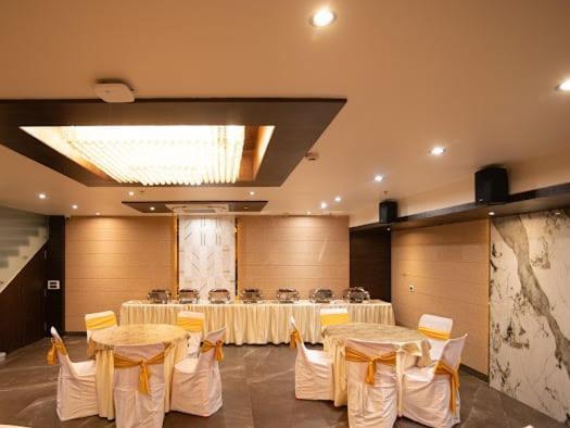 Hotel Emerald Inn Бопал Екстериор снимка
