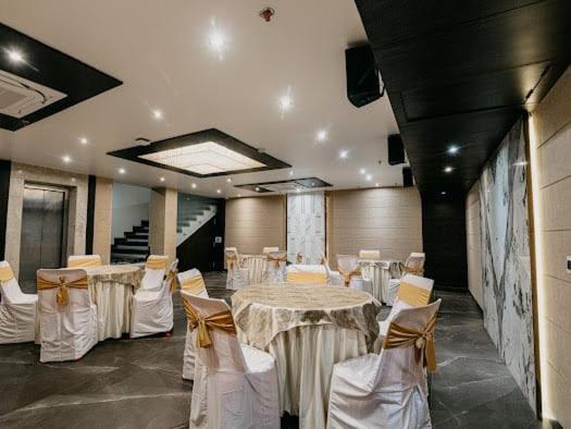 Hotel Emerald Inn Бопал Екстериор снимка