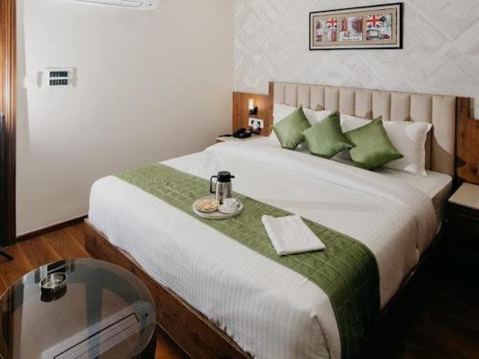 Hotel Emerald Inn Бопал Екстериор снимка